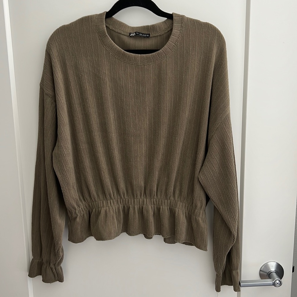 Lightly worn/ high rise sweater from Zara. Size L. Crunch sleeves at wrist